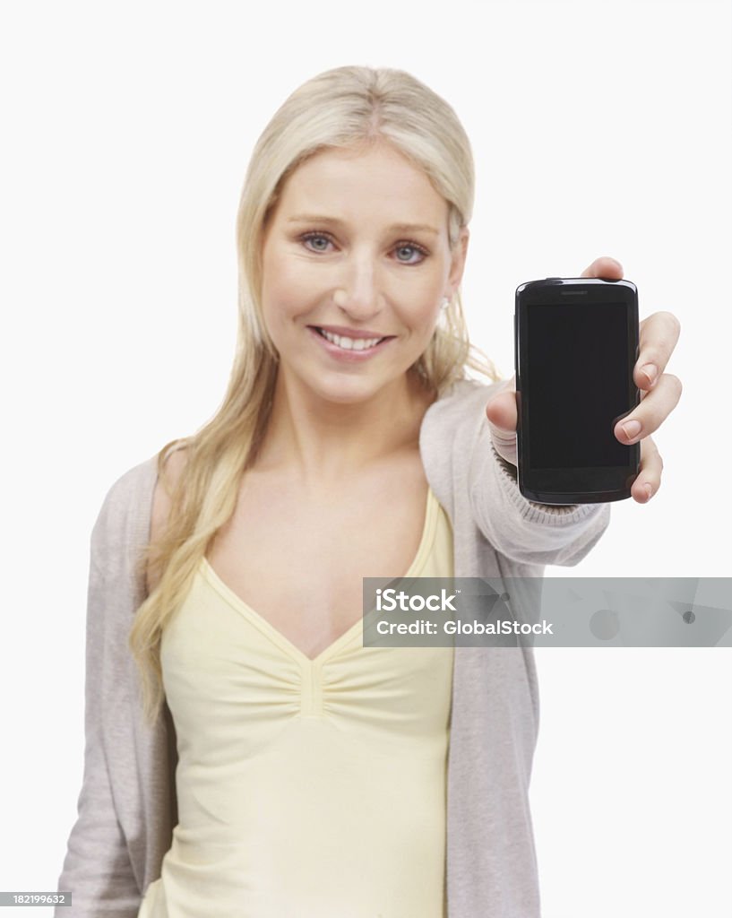 Retrato de um sorridente Jovem mulher segurando um celular - Foto de stock de 20 Anos royalty-free