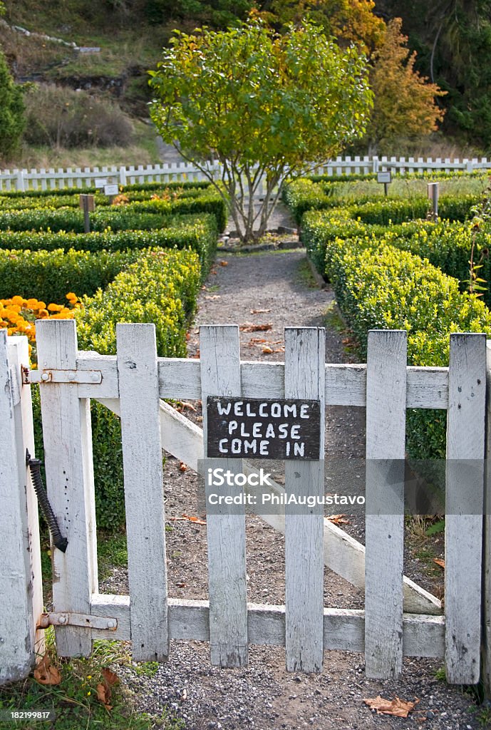 Знак Добро пожаловать на сад ворота - Стоковые фото Без людей роялти-фри