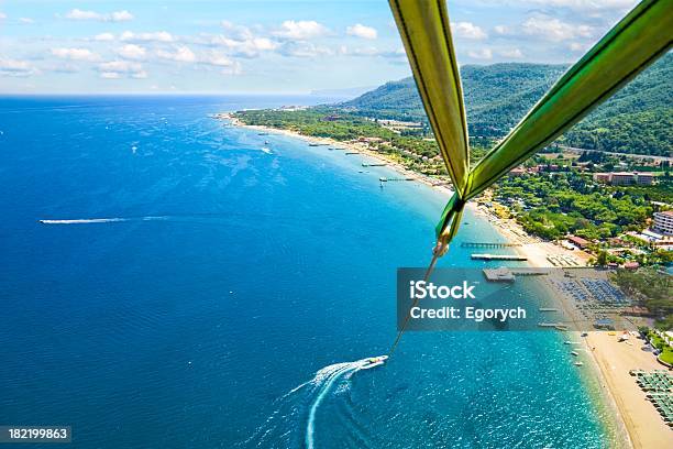 Parasailing Visão Geral - Fotografias de stock e mais imagens de Parasailing - Parasailing, Acampamento de Férias, Admirar a Vista