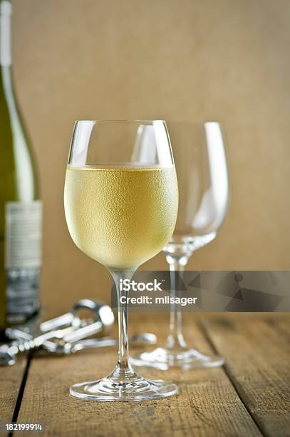 Branco Vinho Sacarolhas Garrafa Tabela - Fotografias de stock e mais imagens de Abridor de Garrafa - Abridor de Garrafa, Bebida, Bebida Alcoólica