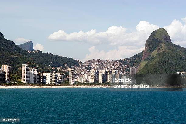 Rio De Janeiro Slums E Di Classe Superiore - Fotografie stock e altre immagini di Ambientazione esterna - Ambientazione esterna, Ambientazione tranquilla, Bassifondi