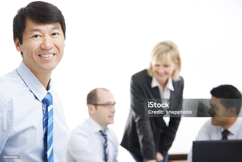 Zuversichtlich Geschäftsmann mit Team im Hintergrund - Lizenzfrei 25-29 Jahre Stock-Foto