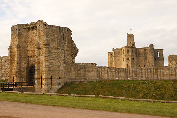 château de warkworth - warkworth castle photos et images de collection