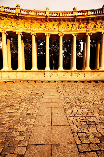 parque del retiro, madrid - column corinthian madrid europe fotografías e imágenes de stock