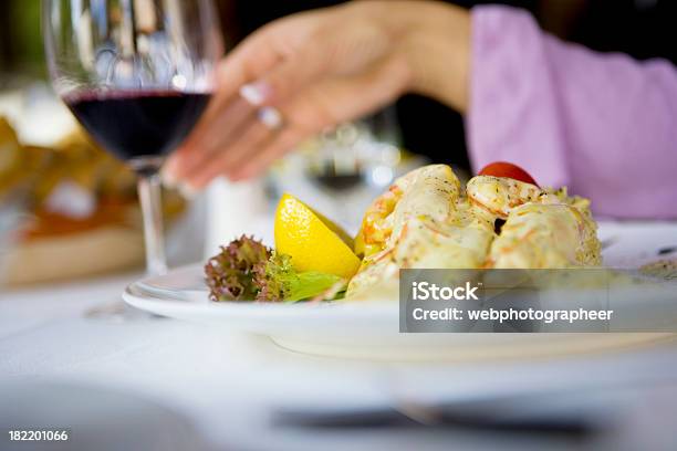 Frutti Di Mare - Fotografie stock e altre immagini di Branzino - Branzino, Persone, Piatto - Stoviglie