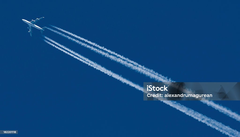 Aeroplano lasciando Contrail - Foto stock royalty-free di Aereo di linea