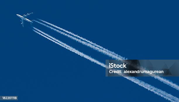 Aeroplano Lasciando Contrail - Fotografie stock e altre immagini di Aereo di linea - Aereo di linea, Aeroplano, Blu
