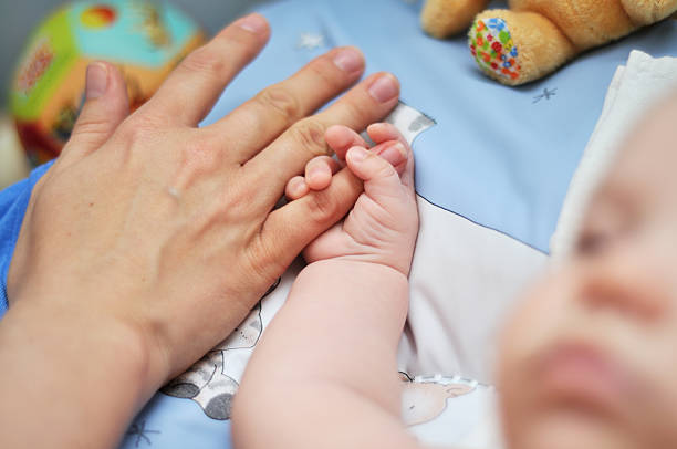 istock Baby and mother hands 182201136