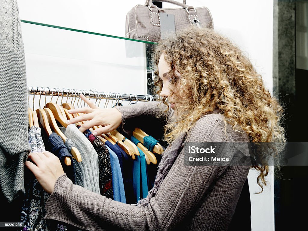 Jovem garota comprar roupas - Foto de stock de Adulto royalty-free