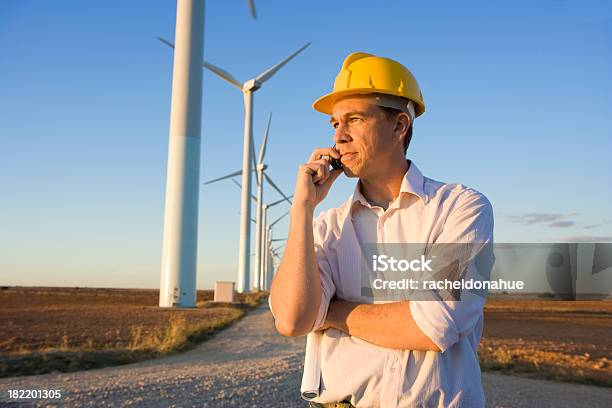 엔지니어 풍차 풍력발전기에 대한 스톡 사진 및 기타 이미지 - 풍력발전기, 휴대전화, 헬멧
