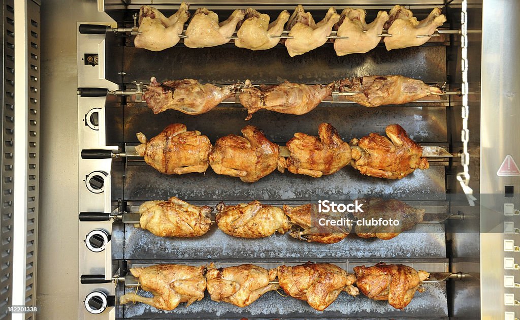 Rotisserie chickens être Rôti à la broche sur le marché français - Photo de Aliment libre de droits