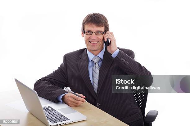 Un Hombre De Negocios Con Teléfono Celular Foto de stock y más banco de imágenes de 45-49 años - 45-49 años, Adulto, Adulto maduro
