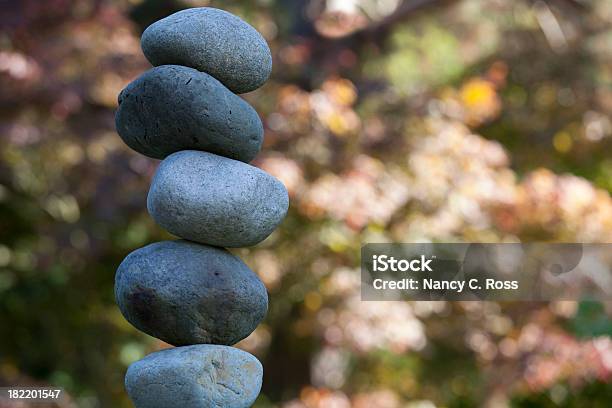 Pedras De Zen Jardim Pilha Equilibrada Ao Ar Livre - Fotografias de stock e mais imagens de Amontoar