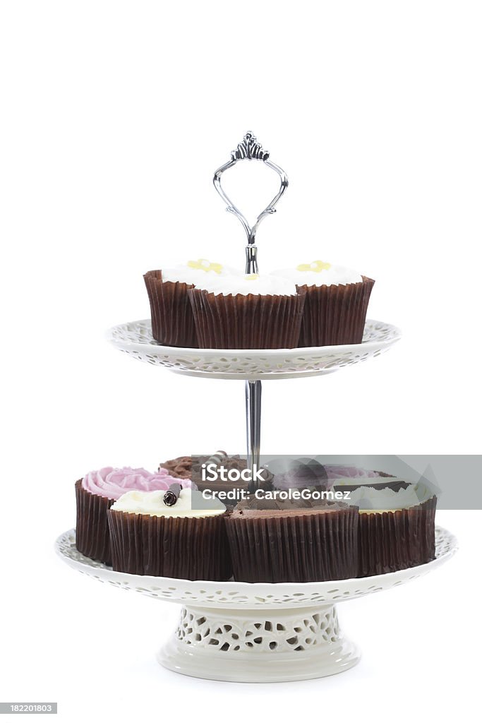 Stand à gâteaux avec des petits gâteaux isolé - Photo de Plat à dessert à étages libre de droits