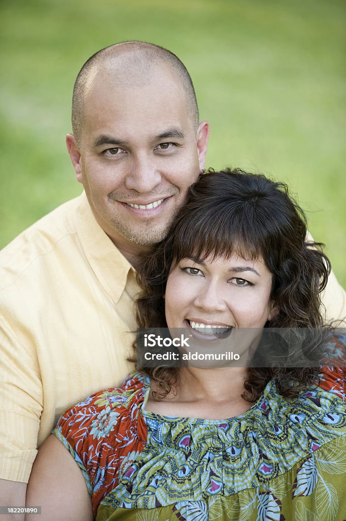 Lindo casal latino - Foto de stock de Abraçar royalty-free