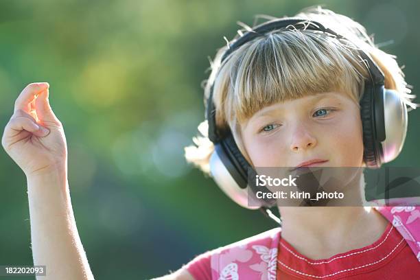 Mädchen Musik Hören Stockfoto und mehr Bilder von Finger schnippen - Finger schnippen, Kind, 6-7 Jahre