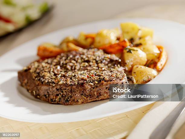 Adobados Con Hierbas Bistec Con Patatas Y Zanahorias Foto de stock y más banco de imágenes de Aderezo