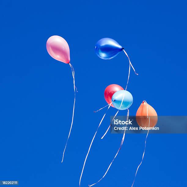 Globos Vuelo Multicolor Foto de stock y más banco de imágenes de Cielo - Cielo, Globo - Decoración, Púrpura