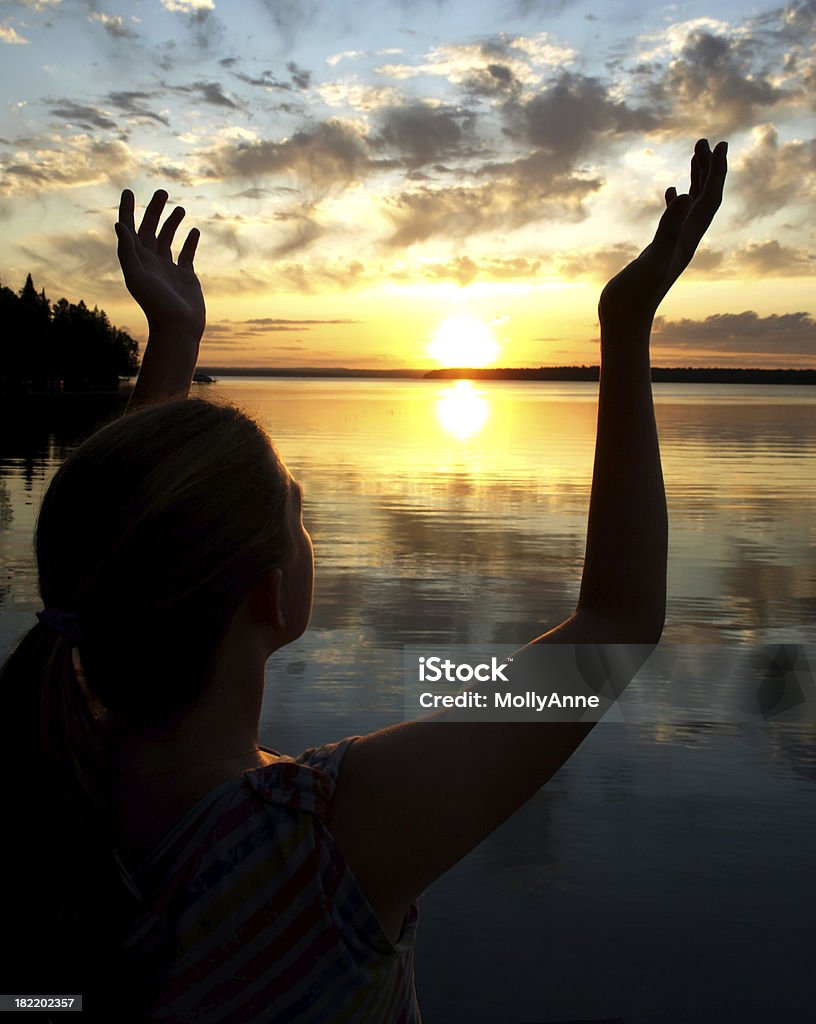 Arme hoch bis Sonnenuntergang - Lizenzfrei Arme hoch Stock-Foto