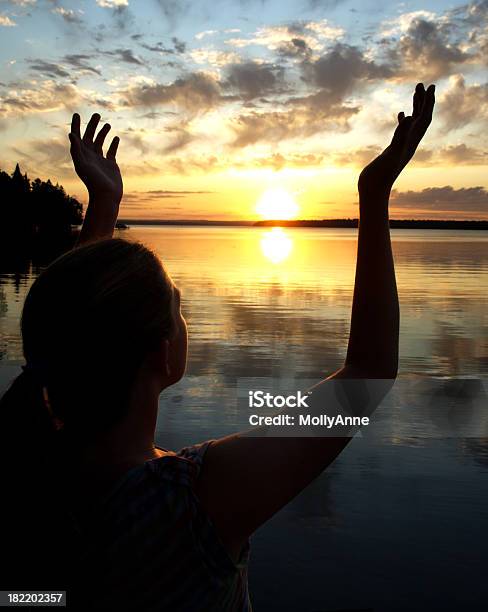 Alzar Los Brazos Al Atardecer Foto de stock y más banco de imágenes de Alzar los brazos - Alzar los brazos, Personas, Silueta