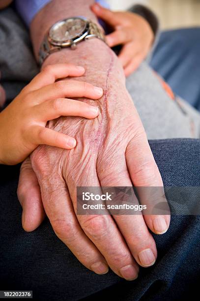 Foto de Mãos De Grandes Avô E Seu Filho e mais fotos de stock de Adulto - Adulto, Bisavô, Bisneto