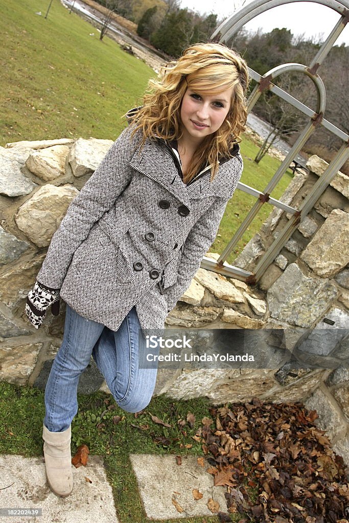 Garota adolescente de parede - Foto de stock de 14-15 Anos royalty-free