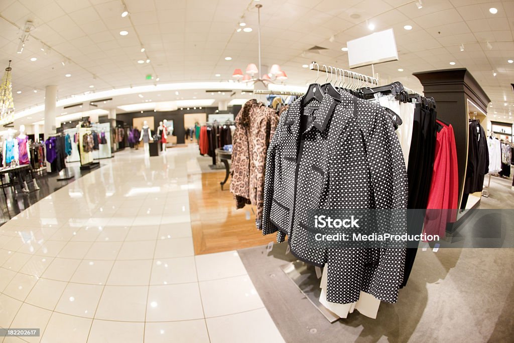 Negozio di abbigliamento - Foto stock royalty-free di Grande magazzino