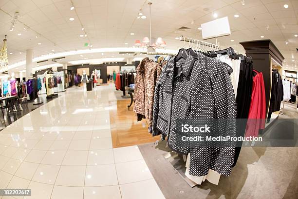 Negozio Di Abbigliamento - Fotografie stock e altre immagini di Grande magazzino - Grande magazzino, Luce vivida, Abbigliamento