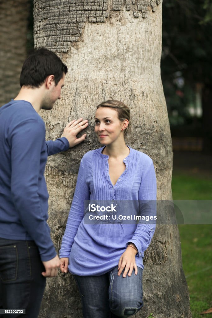 Timidité de nouveau amoureux - Photo de 20-24 ans libre de droits