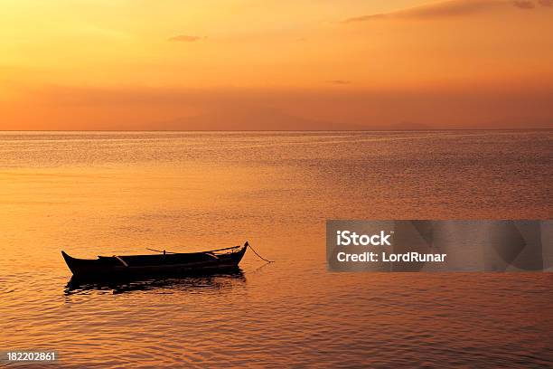 Boot Bei Sonnenuntergang Stockfoto und mehr Bilder von Abenddämmerung - Abenddämmerung, Dämmerung, Einzelner Gegenstand