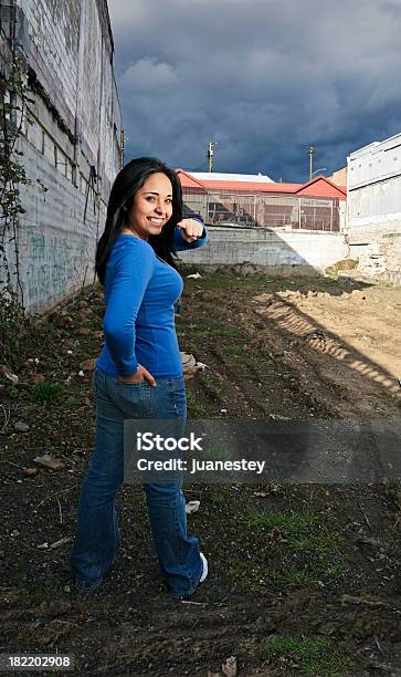 Foto de Garota Latina e mais fotos de stock de Andar - Andar, Latino-americano, Olhar por Cima do Ombro