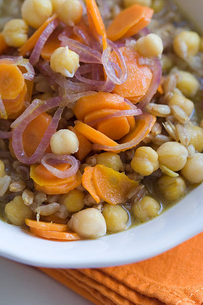 farro y los garbanzos es de sopa - vegetable barley soup fotografías e imágenes de stock