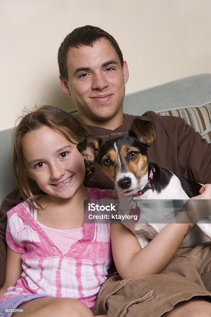 Crianças com seu cão - Royalty-free 16-17 Anos Foto de stock