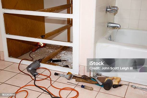 Reparación De Baño Foto de stock y más banco de imágenes de Cuarto de baño - Cuarto de baño, Taladro, Agua