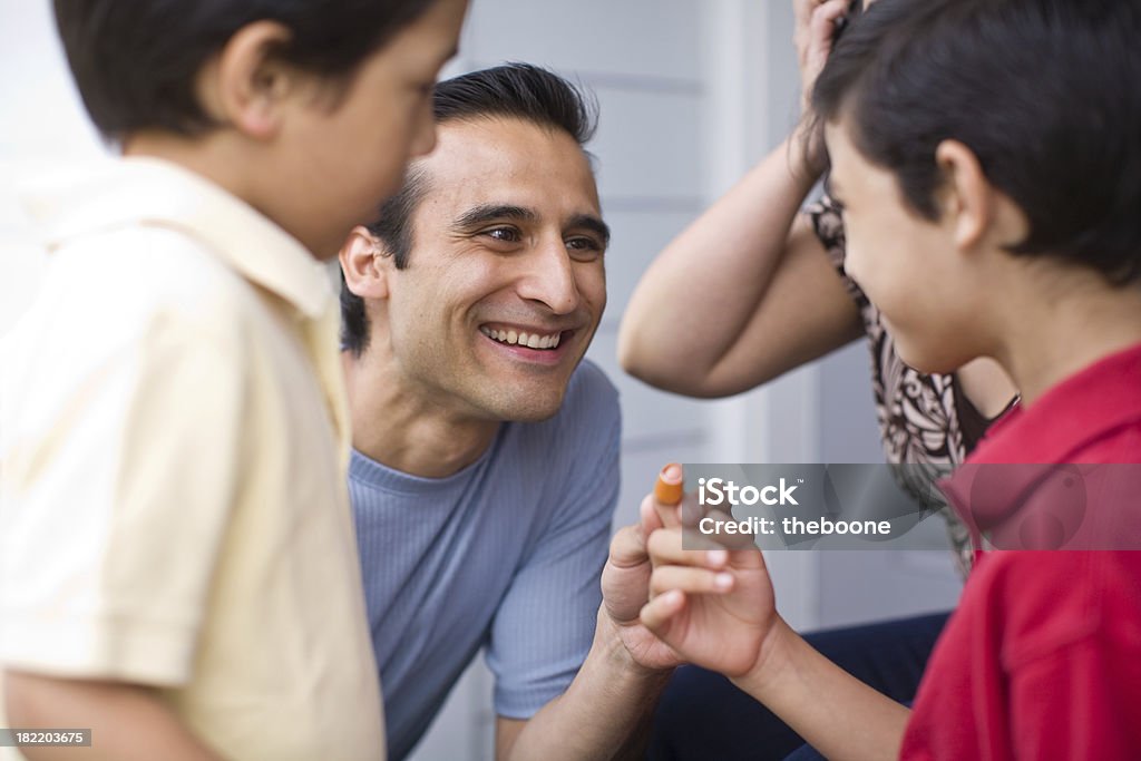 Calçar uma banda de ajuda - Royalty-free Família biparental Foto de stock