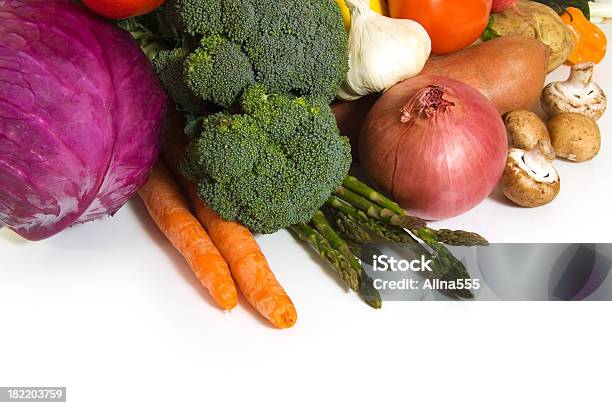 Confine Di Sane Verdure Miste Su Bianco - Fotografie stock e altre immagini di Aglio - Alliacee - Aglio - Alliacee, Alimentazione sana, Asparago