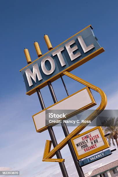 Sinal De Motel Pronto Para Sua Mensagem Retro Fundo De Viagens - Fotografias de stock e mais imagens de Néon