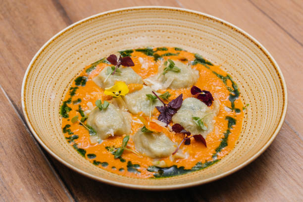 ravioles de ricotta y espinacas con albóndigas servidas en un plato aislado en la vista lateral de la mesa de la comida rápida italiana - appetizer people marinara cheese fotografías e imágenes de stock