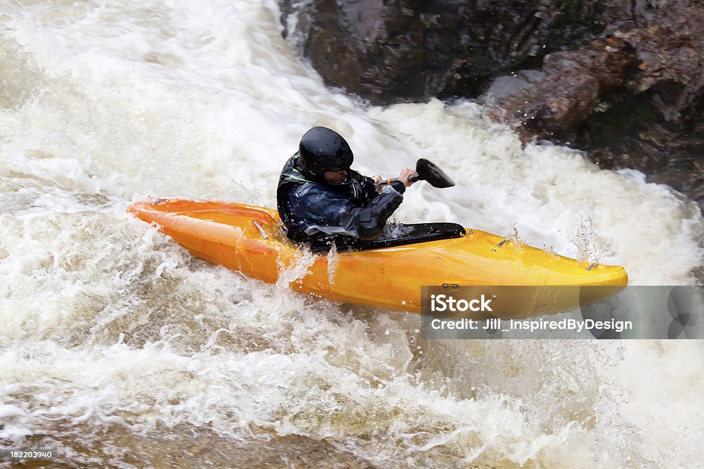 Kayaker パドルオーヴァーザトップの滝 - カヤックのロイヤリティフリーストック�フォト