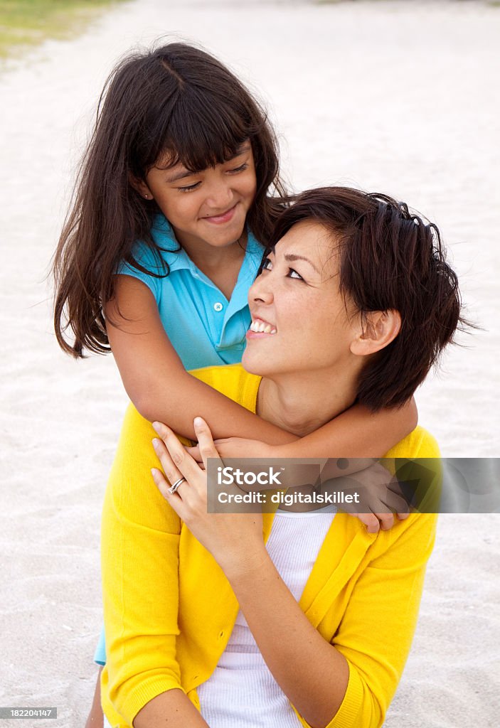 Mãe e filha se divertindo - Foto de stock de Abraçar royalty-free