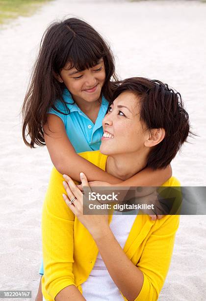 Foto de Mãe E Filha Se Divertindo e mais fotos de stock de Abraçar - Abraçar, Adulto, Amizade