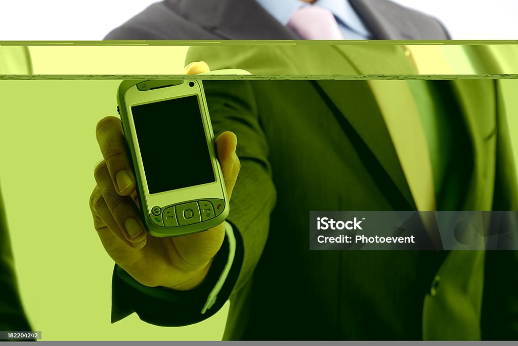Uomo d'affari tenendo un palmare con schermo vuoto - Foto stock royalty-free di Affari