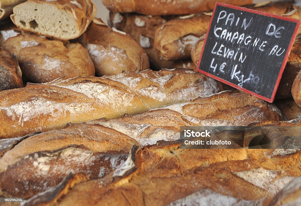 Pila di pane francese crusty sul mercato - Foto stock royalty-free di Baguette