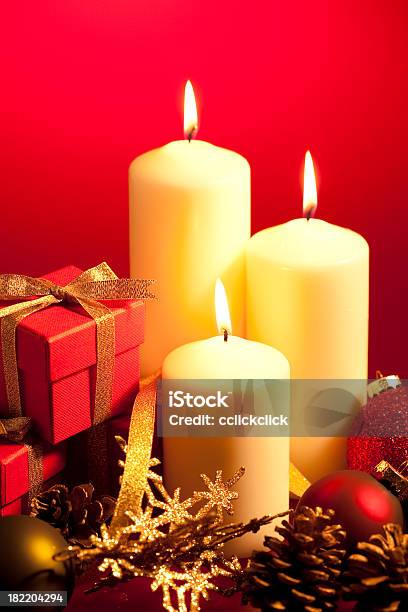 Decorações De Natal De Velas - Fotografias de stock e mais imagens de Natal - Natal, Plano de Fundo, Prenda