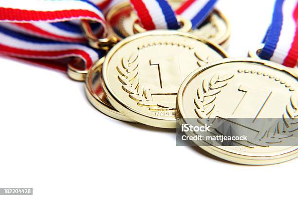 Primer Lugar De Entrega De Medallas Foto de stock y más banco de imágenes de Medalla - Medalla, Trofeo, Azul
