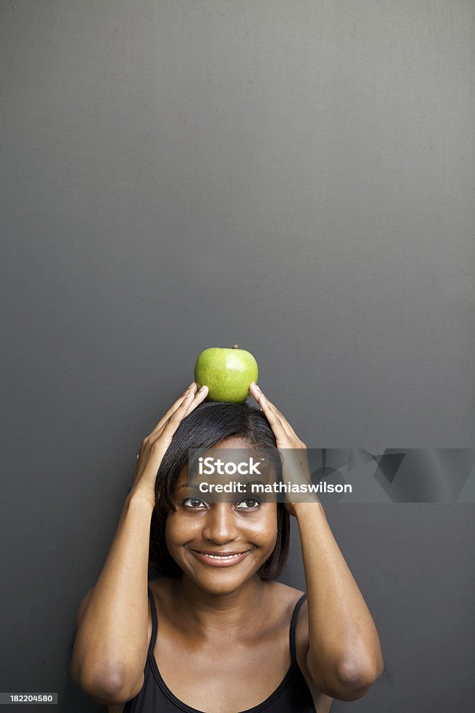 Chica con una manzana verde - Foto de stock de 20 a 29 años libre de derechos