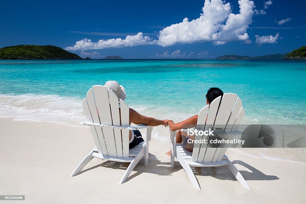 Casal aproveitando o dia de praia - Foto de stock de Adulto royalty-free