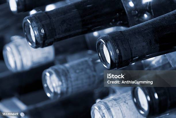 Righe Lined Up Di Bottiglie Di Vino In Una Cantina Di Vini - Fotografie stock e altre immagini di Alchol