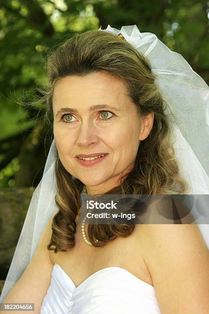 Ritratto Di Sposa - Fotografie stock e altre immagini di Donne - Donne, Solo una donna, A spalle scoperte