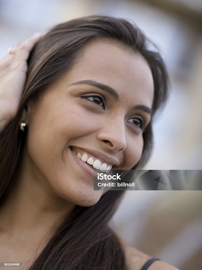 Attraktive lächelnde Hispanic Frau - Lizenzfrei Eine Frau allein Stock-Foto